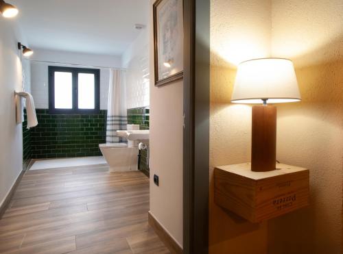 法尔塞特Priorat Aparthotel的一间带卫生间和台灯的浴室