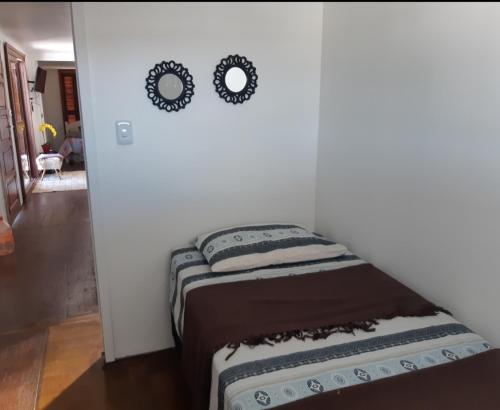 巴热Lugar encantador com bela paisagem的一间设有两张床的客房,墙上有两面镜子
