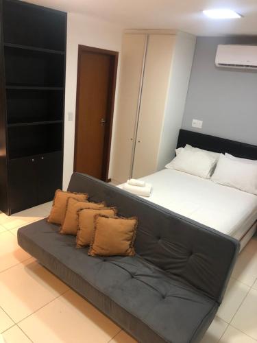 马塞约Villas do Pratagy - Pitanga B3的一张大床,沙发放在房间里