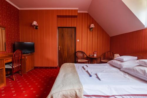 Hotel Restauracja Browar Lwów w Lublinie客房内的一张或多张床位