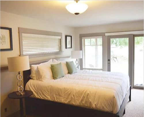 甘奇斯盐泉岛小屋别墅的一间卧室设有一张大床和一个窗户。