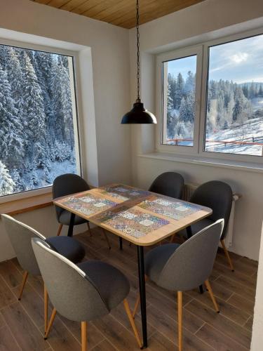 沃罗赫塔Котедж у горах "Місце Сили"的一间带桌椅的用餐室