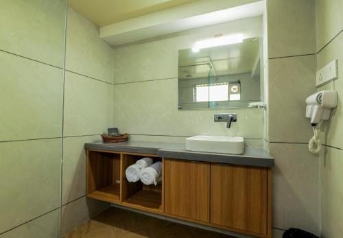 达曼Gold Beach Villa的一间带水槽和镜子的浴室