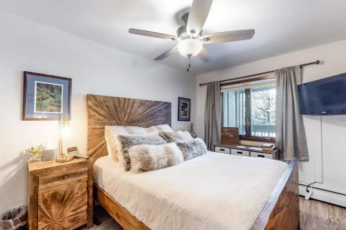 铜山Copper Valley 107的一间卧室配有一张大床和吊扇