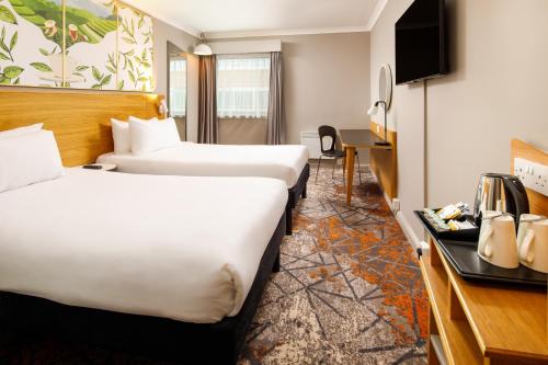 伯明翰中心宜必思尚品酒店客房内的一张或多张床位