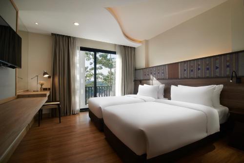 南府楠府安玛琳酒店的酒店客房设有两张床和窗户。