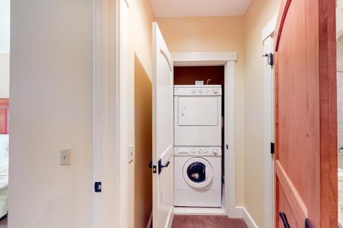 斯特拉顿Founders Lodge 209的洗衣房配有洗衣机和烘干机