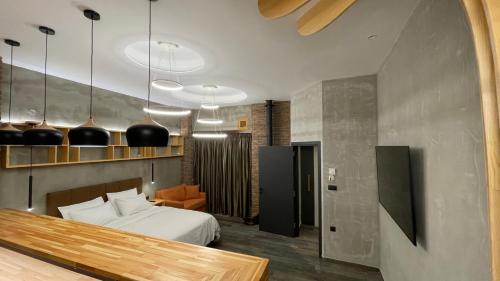 美特索文Adryades luxury apartments的一间卧室配有一张床和一个沙发