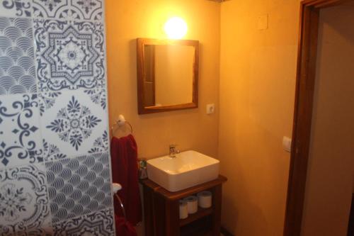 蓬塔杜欧鲁Devocean Eco Adventure Lodge的一间带水槽和镜子的浴室