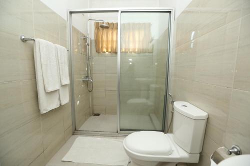 康提The Delight Residence的带淋浴和卫生间的白色浴室