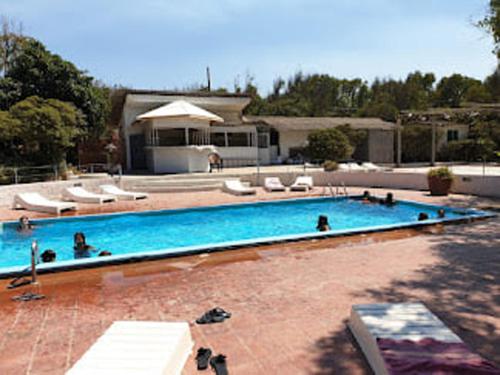 卡塔尼亚欧式微格图瑞提可酒店的一个大型游泳池周围的人