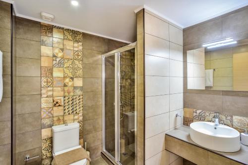 霍拉斯法基翁Ilingas Mare的浴室配有卫生间、盥洗盆和淋浴。