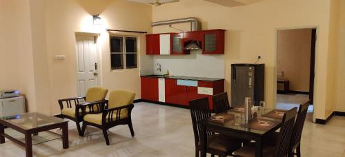 马杜赖Coral Shelters Keelavasal的厨房以及带桌椅的用餐室。