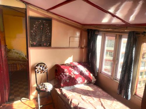 西姆拉Kumar Guest House的小房间设有床和2个窗户