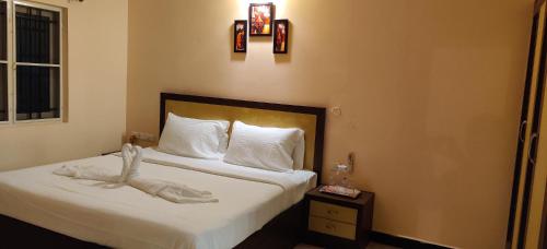 马杜赖Coral Shelters Keelavasal的酒店客房,配有白色床单
