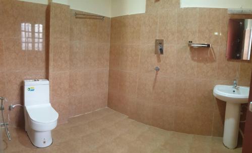 比拉特纳加尔London House Resort的一间带卫生间和水槽的浴室