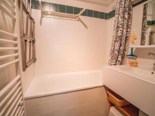 瓦尔莫雷尔Appartement Valmorel, 1 pièce, 4 personnes - FR-1-356-194的白色的浴室设有浴缸和水槽。