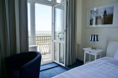 瓦尔内明德希布里克公园酒店的一间卧室配有一张床,享有海景