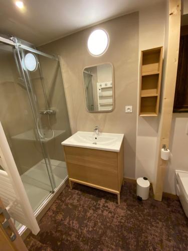 阿沃里亚兹Avoriaz le M1212的一间带水槽和淋浴的浴室