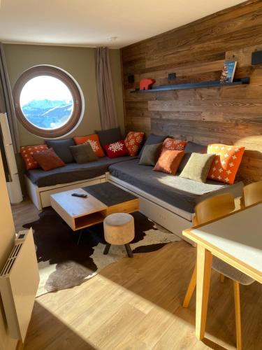 阿沃里亚兹Avoriaz le M1212的带沙发和窗户的客厅