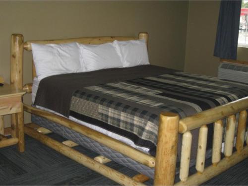 LewistownBig Horse Inn and Suites的一张带黑白毯子的木床