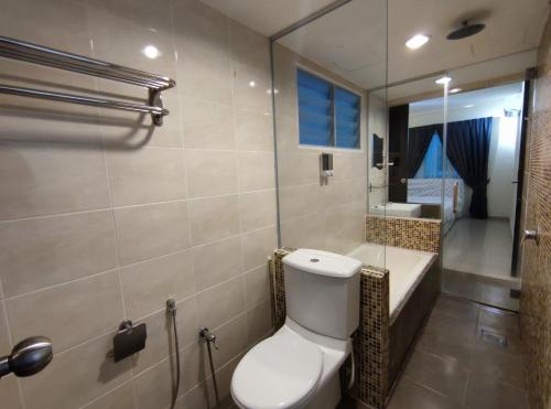 卢穆特Marina Island Lumut Homestay by Goopro的一间带卫生间、水槽和镜子的浴室