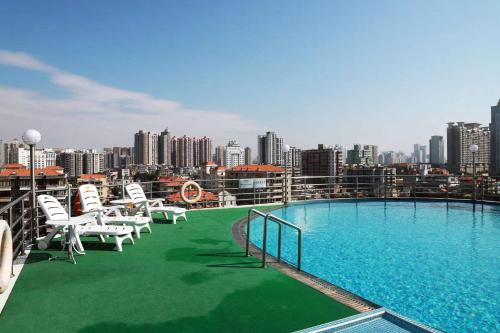 广州广东胜利宾馆(沙面店）的阳台设有游泳池和椅子,享有城市天际线