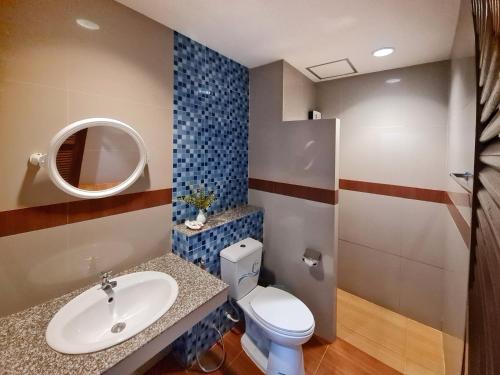 董里杰仑扎克格兰德酒店的一间带卫生间和水槽的浴室