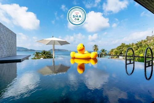芭东海滩See Sea Villa Phuket SHA的坐在游泳池中间的橡皮鸭