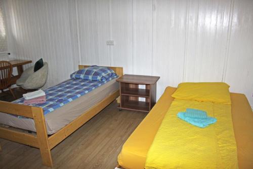 维也纳Private Zimmervermietung的一间卧室配有一张带黄毯和桌子的床