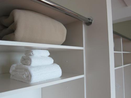 哈利法克斯圣玛丽大学会议服务及暑期住宿酒店的架子上带白色毛巾的衣柜