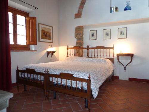 梅尔卡特勒瓦尔迪佩萨卡瓦农场乡村民宿的一间带床的卧室,位于带窗户的房间内