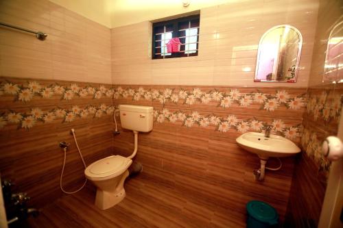 奎隆MUNROE LAGOONS的一间带卫生间和水槽的浴室