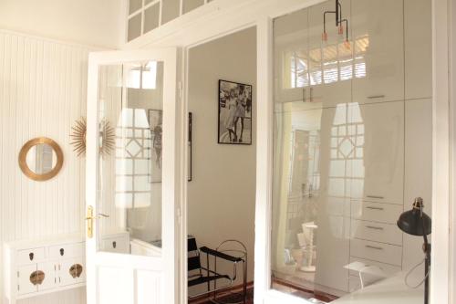 布达佩斯Allomas Apartman的一间设有白色门和镜子的房间