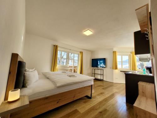 弗拉绍Ferienwohnung Flachau Oberlehengut的一间带大床的卧室和一间厨房