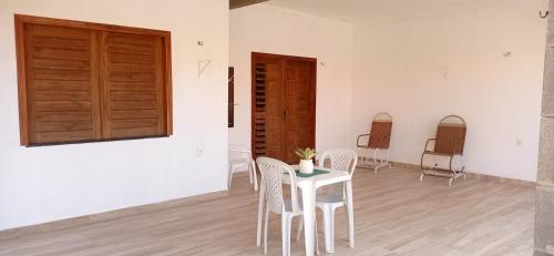 弗雷谢拉斯Casa Tropicana的配有桌椅和木门的房间