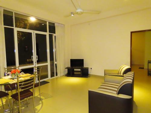 科伦坡VIVAS Residencies Luxury Apartments的客厅配有沙发和桌子