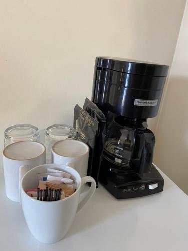 史密瑟斯山景汽车旅馆的咖啡壶和柜台上的杯子