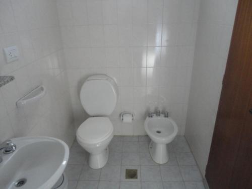 Luján卢汉酒店的白色的浴室设有卫生间和水槽。