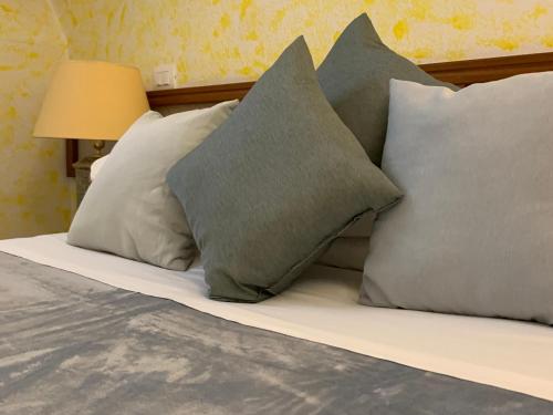 拉奎拉Hotel Cristallo Gran Sasso的床上有四个枕头
