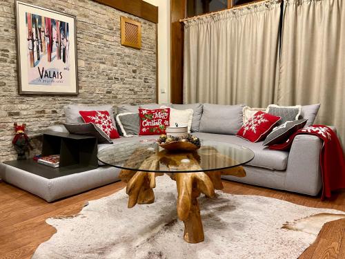 班斯科Pirin Golf and Spa Luxury Chalet的客厅配有沙发和桌子
