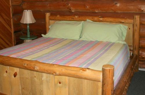 AtholCedar Mountain Farm Bed and Breakfast LLC的小木屋内的一张床位,配有木制床架