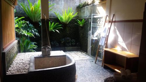 乌布纳法塔里高级别墅的带淋浴和植物浴缸的浴室