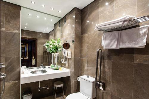 乌贝达RL乌韦达城市酒店的一间带卫生间和水槽的浴室