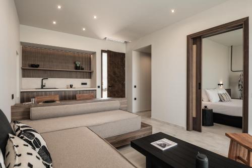 斯塔里斯AKU Suites with private pools的客厅配有沙发和1张床