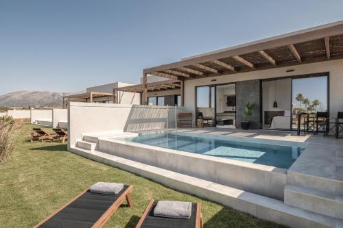 斯塔里斯AKU Suites with private pools的庭院中带游泳池的房子