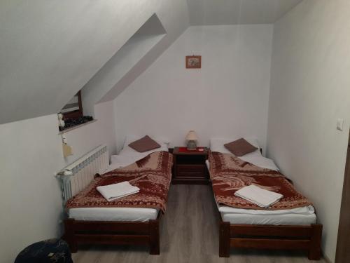GłębokieDomek u Jaśka的配有两张单人床的客房,设有楼梯