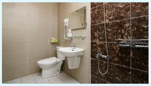 吉安小敏&日森民宿的浴室配有卫生间、盥洗盆和淋浴。
