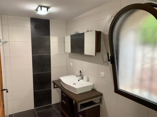 贝尼萨Bonito apartamento villa Joya的一间带水槽和镜子的浴室