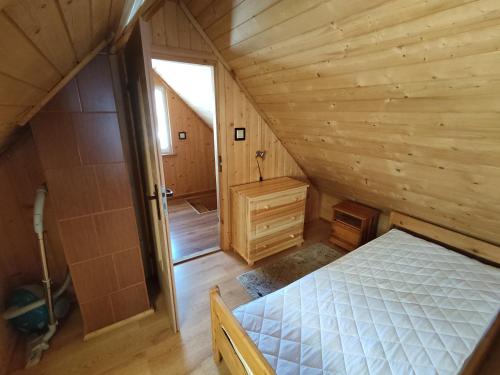 RopienkaDomek Gajowego的小木屋内一间卧室的顶部景色